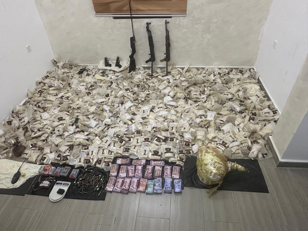 القبض على مطلوب خطير في الرويشد وضبط 2.1 مليون حبّة مخدرة بحوزته