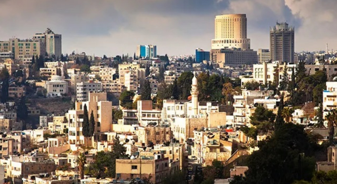 انخفاض ملموس على الحرارة اليوم وأجواء باردة نسبياً مع أمطار متفرقة