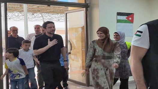 ولي العهد يتفقد سير العملية التعليمية في مجمع مدارس العقبة