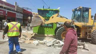 “أشغال الزرقاء” تباشر إزالة الأكشاك المخالفة على أوتوستراد الزرقاء – المفرق
