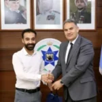 الأمن العام يكرم مواطناً لأمانته بعد عثوره على حقيبة تحتوي على مصاغ ذهبي