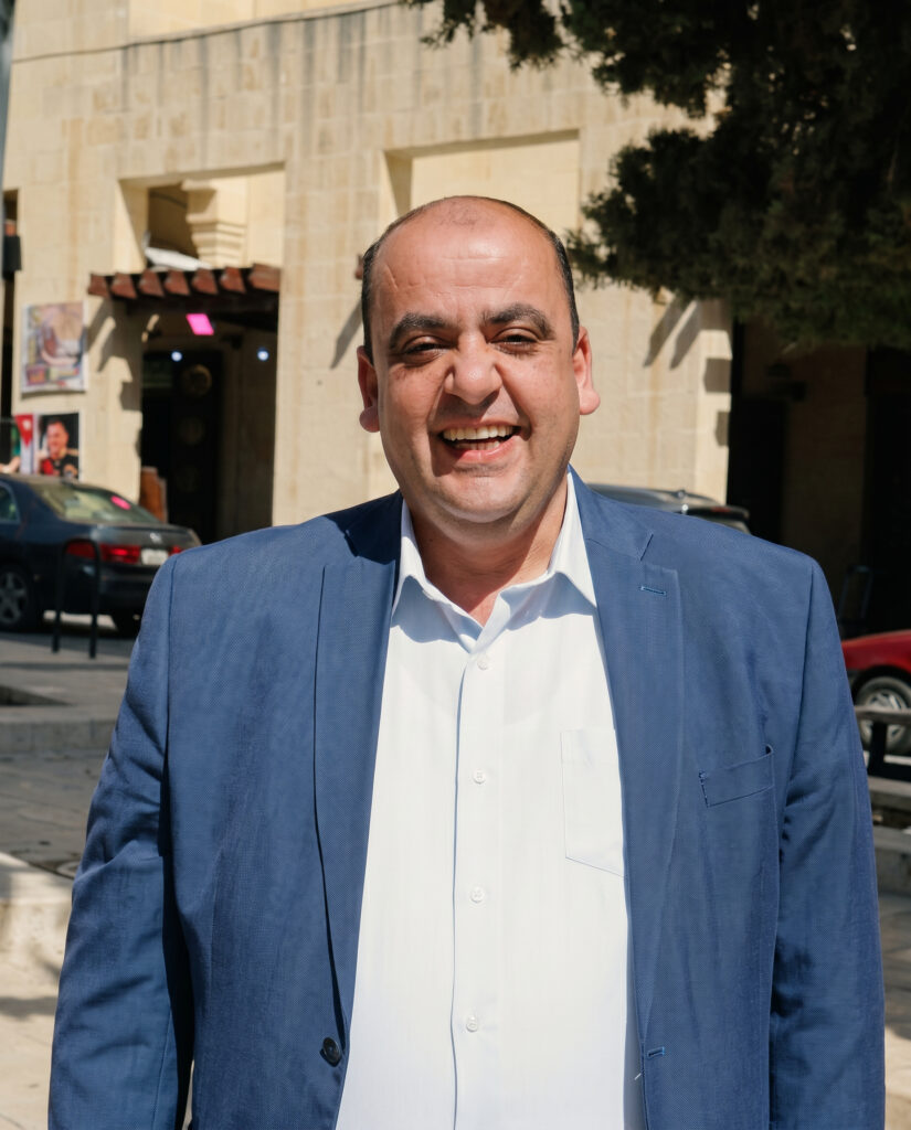 محمد سليمان خريسات.. مهندس من السلط لا تعرفه الكاميرات وتعرفه المشاريع المهندس محمد خريسات: طموح كبير.. وشخصية بحجم الوطن.