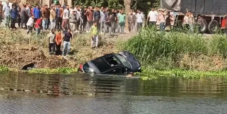 فيديو: مصرع أسرة بعد سقوط سيارة في «مجرى مائي» بمصر