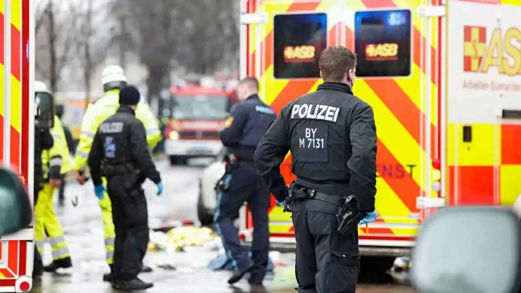 عاجل | مسلح يطلق النار على شرطي ويتحصن داخل شقة برفقة أطفاله في ألمانيا