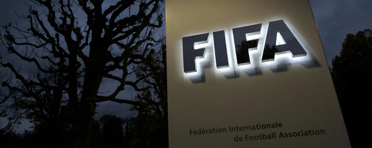«FIFA» يمنع قوارير الماء على اللاعبين