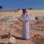 شاب يحتفل بتوثيق حسابه عند قبر والدته ويثير الجدل