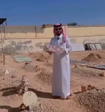 شاب يحتفل بتوثيق حسابه عند قبر والدته ويثير الجدل