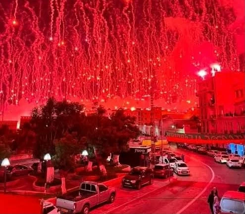 عاجل | جماهير «مولودية الجزائر» تحوّل سماء العاصمة إلى لوحة حمراء احتفالاً باللقب العاشر