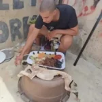 بدل الخروف.. بلوغر عربي يشوي كلباً ويفجّر غضب «السوشيال ميديا»