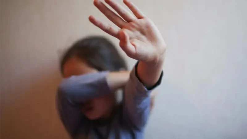 مداهمة منتصف الليل تنقذ طفلة عربية من وحش بشري