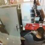بـ«مسدّس لعبة».. ملثّم يقتحم شركة صرافة كويتية ويسرق 21 ألف دينار!