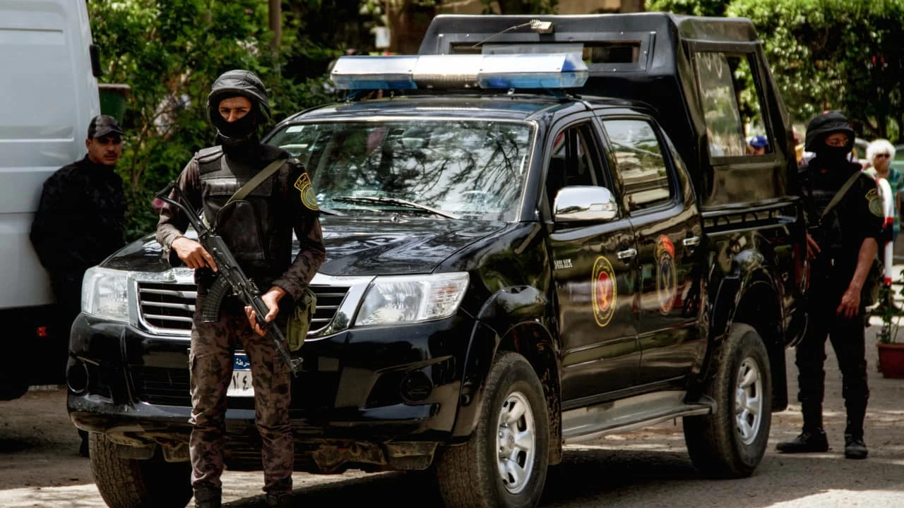 مصر.. محامية مشطوبة «تكنس الأمعاء» بـ 1500 جنيه!