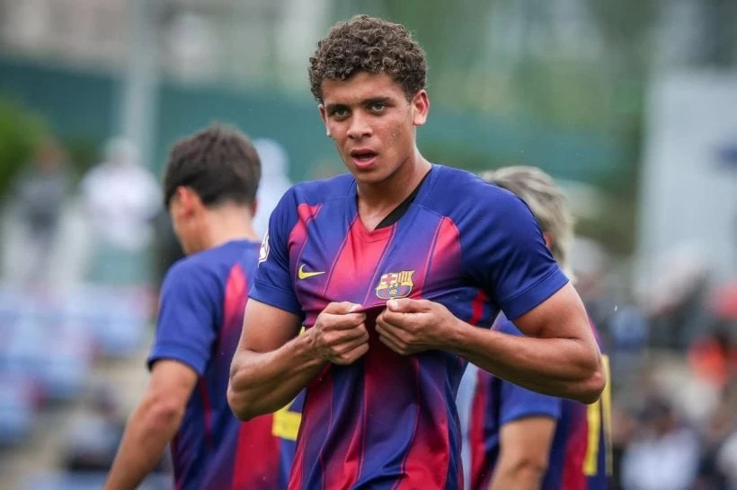 برشلونة يطلب ضم حمزة عبدالكريم نهائياً من الأهلي المصري