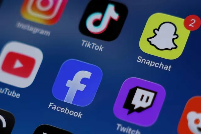 كندا تتجه لحظر مواقع التواصل الاجتماعي على من هم دون 16 عاماً