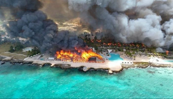 الدومينيكان.. النيران تلتهم منتجعاً شهيراً وتجلي 1700 سائح