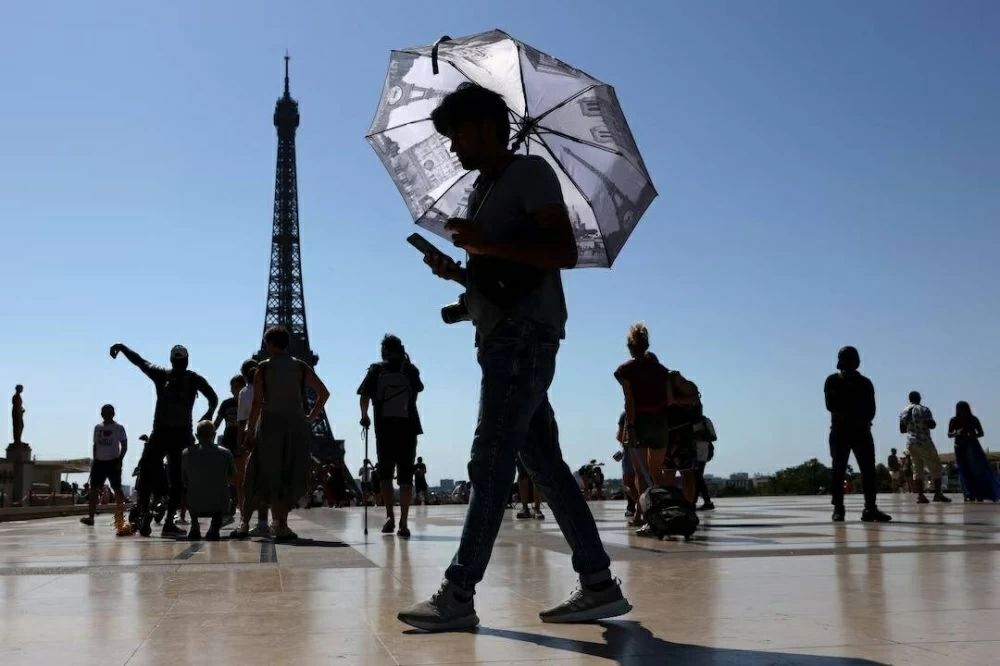 فرنسا تعلن إنذاراً أحمر غير مسبوق بسبب موجة حر خانقة