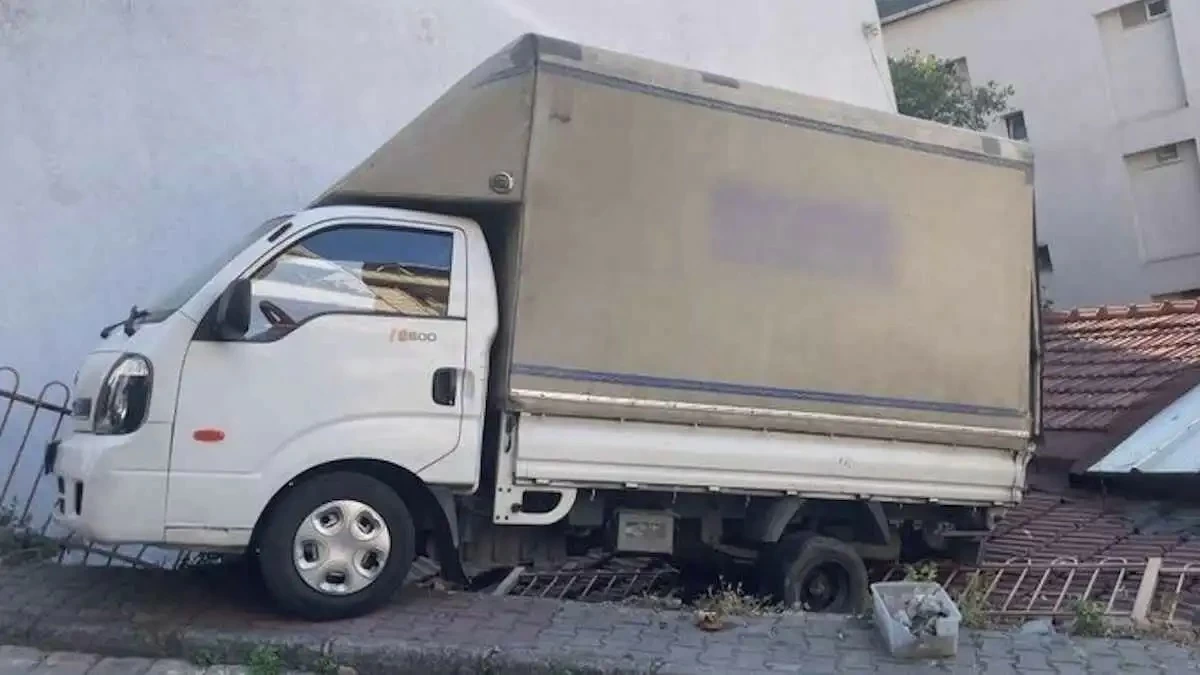 شاحنة تهبط فوق منزل في إسطنبول !