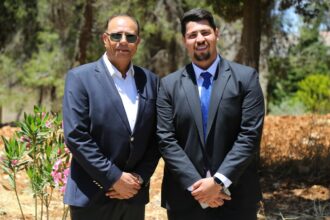 مناقشة مشروع تخرج المهندس إبراهيم محمد عربيات وزملائه في تخصص الهندسة الصناعية بالجامعة الأردنية