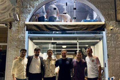مجموعة شبابية في مدينة السلط تستضيف وفداً لتسجيل "بودكاست" عالمي وتُعلن عن ترتيبات لبرنامج تبادل ثقافي دولي