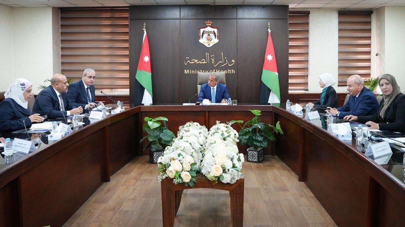 رئيس الوزراء يزور وزارة الصحَّة ويؤكد ضرورة الاستمرار في تحسين جودة الخدمات الصحية المقدمة للمواطنين