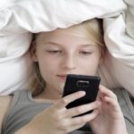 أخصائي أورام يوضح حقيقة مخاطر وضع الهاتف تحت الوسادة