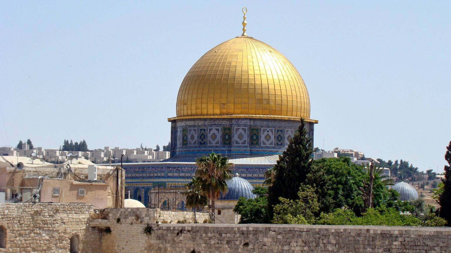 عشرات المستوطنين المتطرفين يقتحمون الأقصى واعتقال 19 فلسطينيا​ 