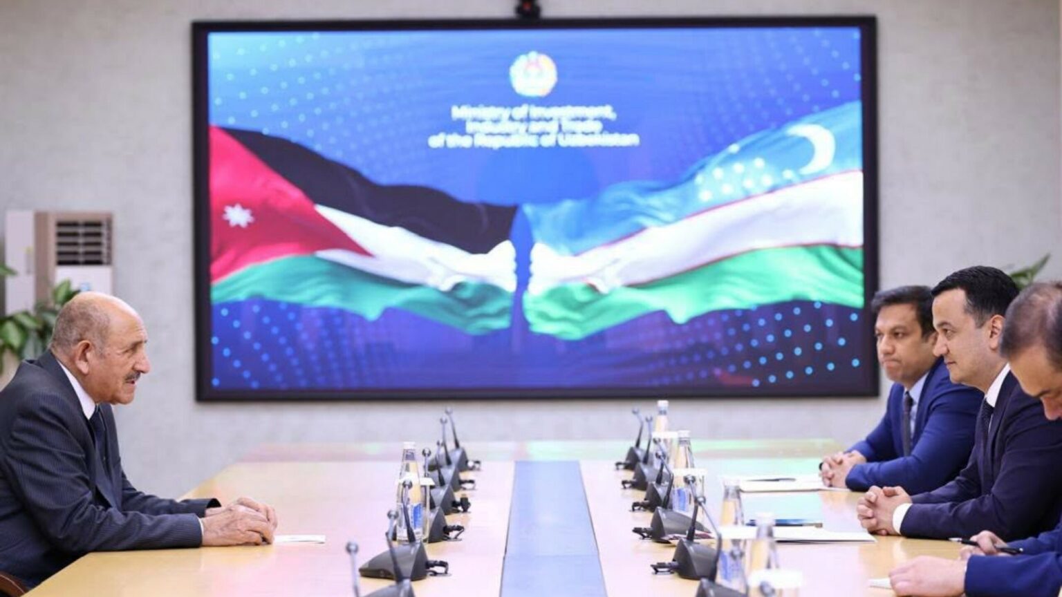 بحث التعاون بين الفوسفات ووزير الاستثمار الأوزبكي في صناعة الأسمدة الفوسفاتية