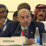 القاضي يدعو للالتزام بمبادئ حسن الجوار كأساس لاستقرار المنطقة