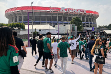 المشجعون يتوافدون على الاستاد الذي سيحتضن المباراة الافتتاحية لكأس العام في مكسيكو سيتي