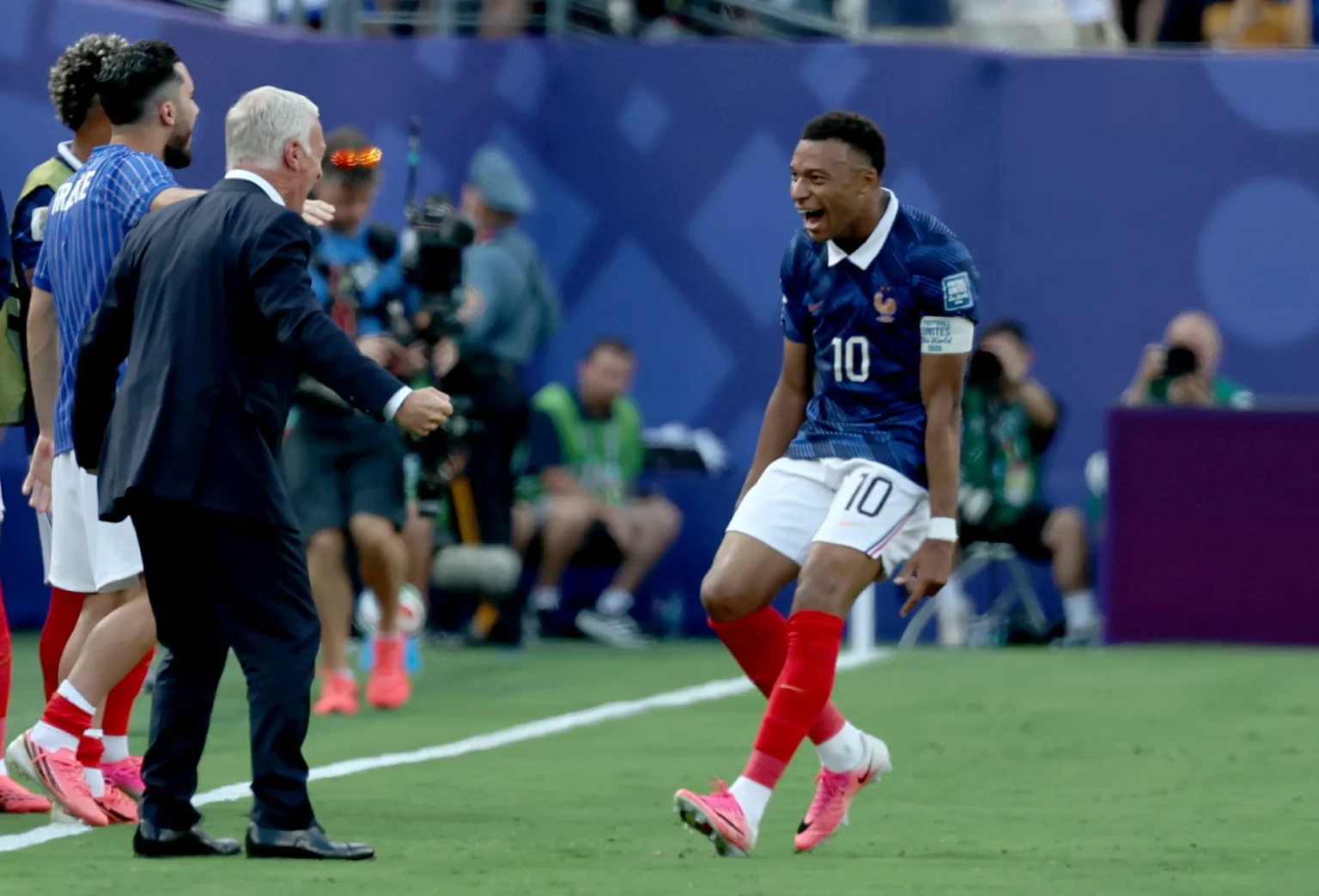 «رقم العمالقة» يجمع مبابي وكين مع أساطير كأس العالم