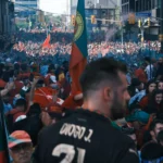 من شرفة الفندق.. الدون يحتفي مع جماهيره بالتأهل