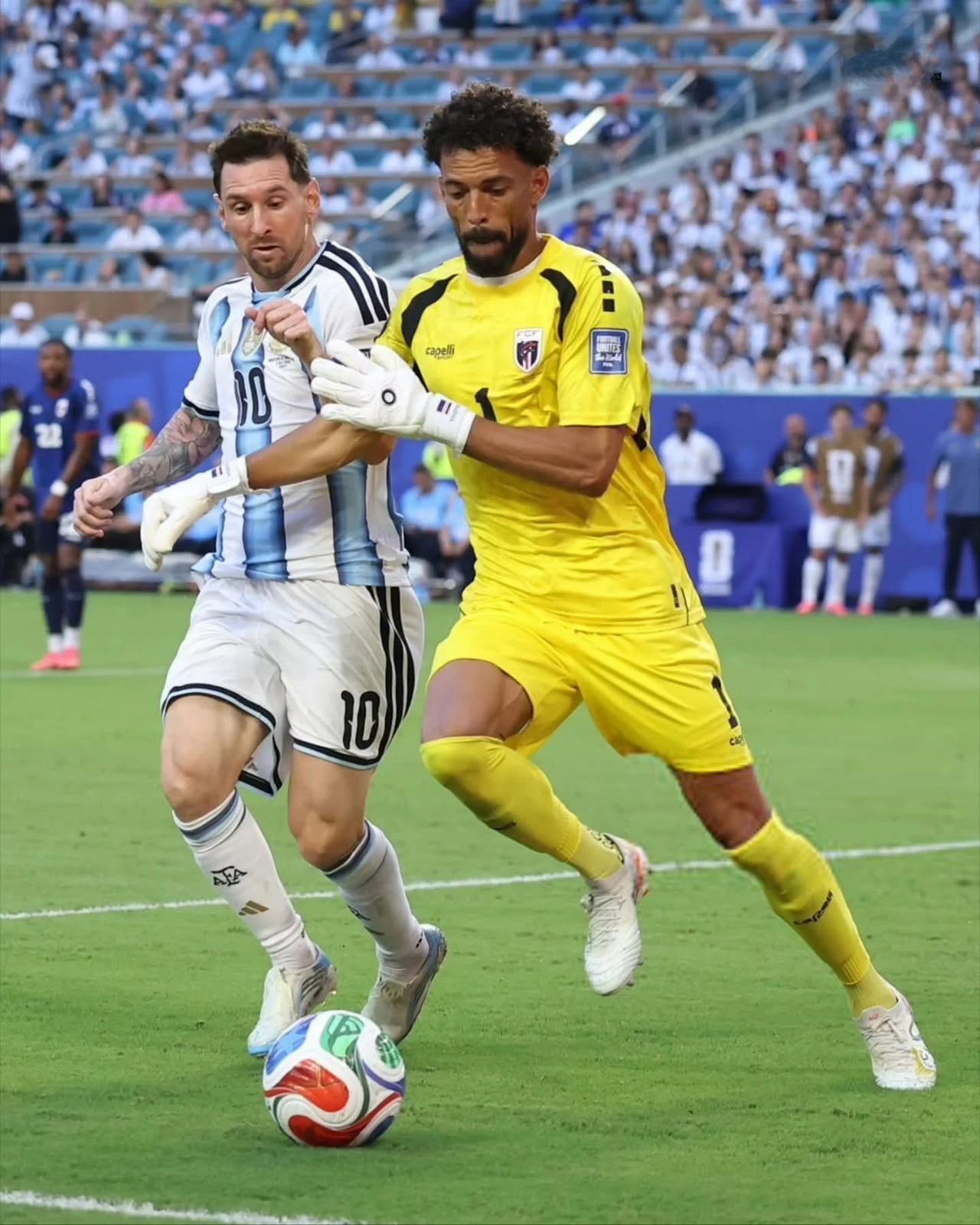 بين العناق والقميص.. ميسي وفوزينيا