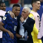 ديشامب أول مدرب يحقق 10 انتصارات في الأدوار الإقصائية