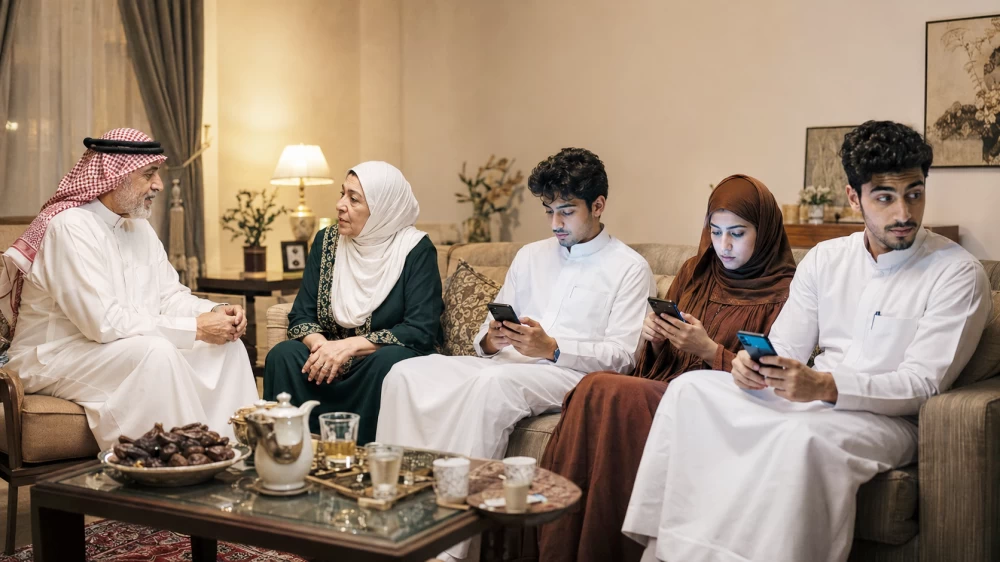 قبل «السوشال ميديا» وبعدها.. كيف تبدّلت تفاصيل حياتنا؟