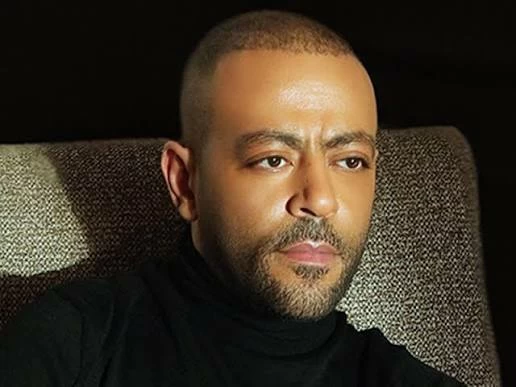 بسبب نباح كلب.. تامر عاشور يخيّر جمهوره بين إعادة تسجيل أو حذف «متلخبطة أحوالي»