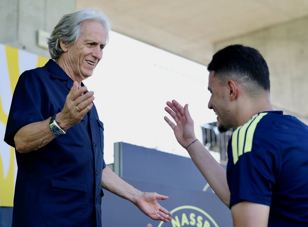 «ضيف عزيز» في معسكر النصر