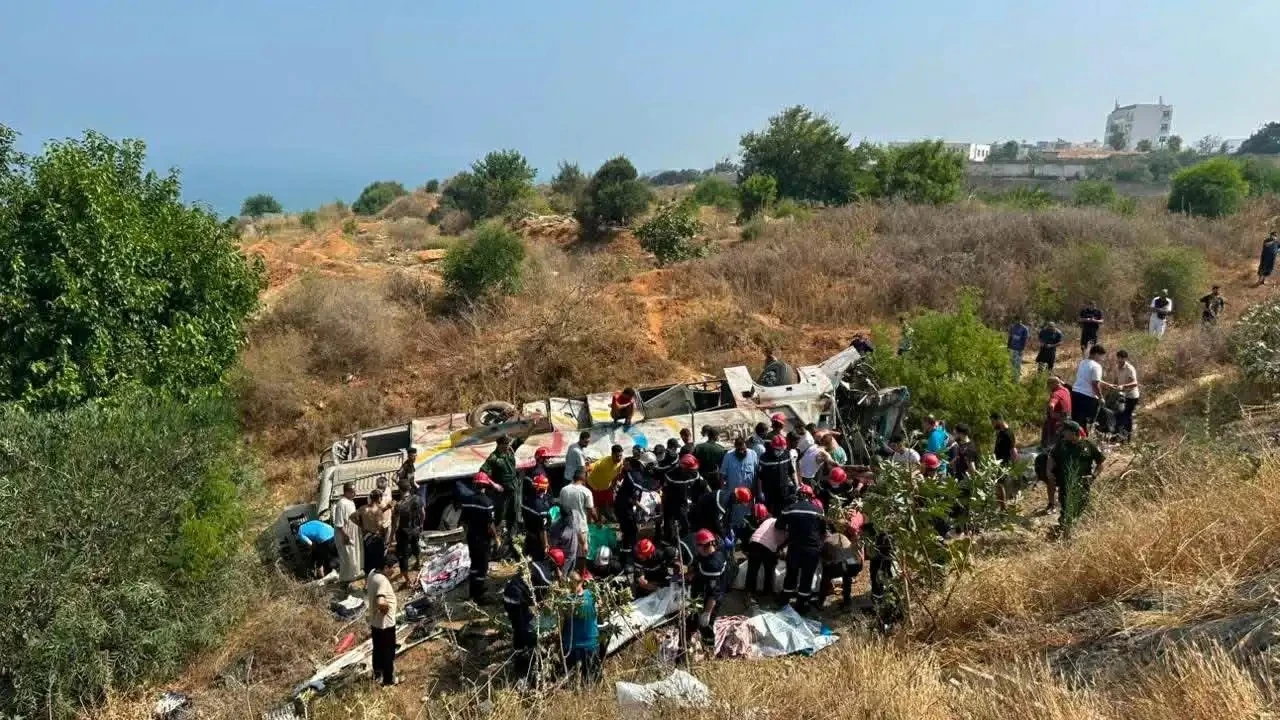 فاجعة الجزائر.. 25 قتيلاً و44 جريحاً بعد سقوط حافلة في منحدر