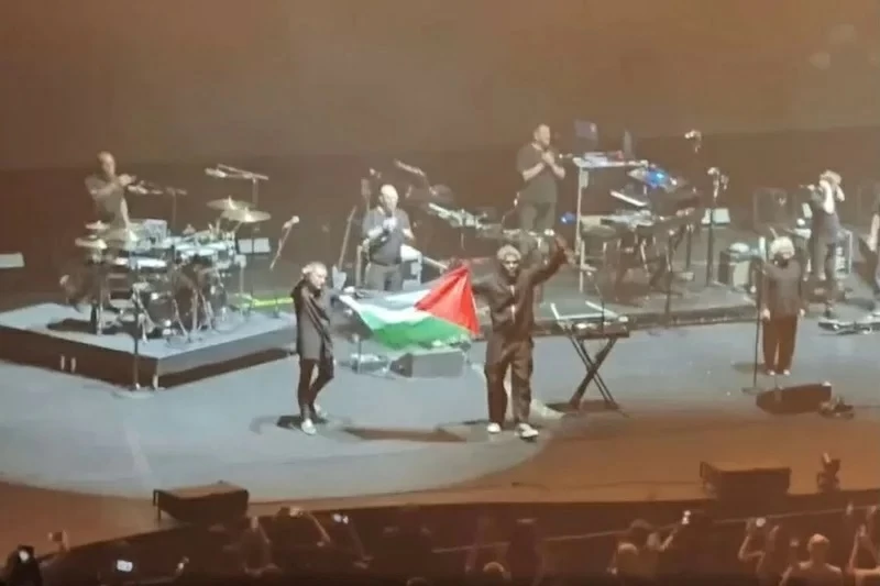 بعدما رفعوا علم فلسطين.. السجن يلاحق فرقة عالمية في سنغافورة