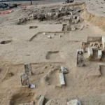 دمياط تسجل كشفًا أثريًا جديدًا يضم شواهد قبور وتمائم نادرة