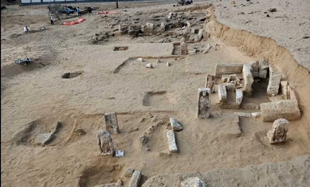 دمياط تسجل كشفًا أثريًا جديدًا يضم شواهد قبور وتمائم نادرة