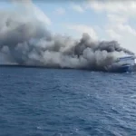 كارثة بحرية في إندونيسيا.. قتلى وعشرات المفقودين إثر حريق عبّارة قبالة جزيرة مادورا