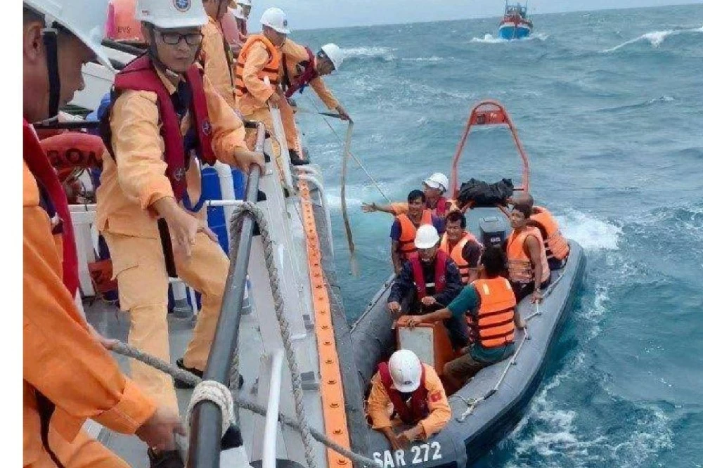 وفاة 5 أشخاص وانتشال 238.. استنفار في إندونيسيا لإنقاذ 28 مفقوداً عقب حريق مادورا 