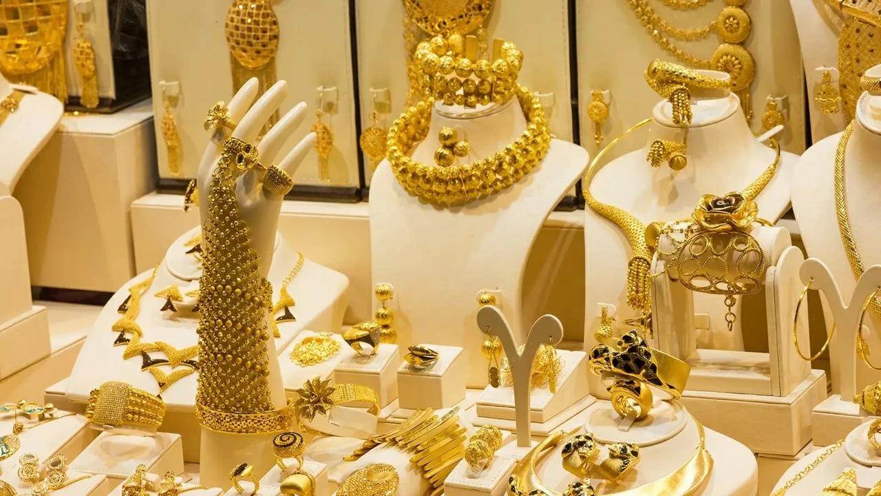 أخذ 10 خواتم وسلسلتين.. كيف سرق فأر «متجر مجوهرات»؟