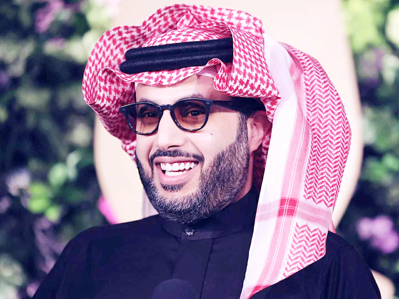 كيف يتحوّل اسم المسؤول إلى أصلٍ من أصول المشروع؟.. قراءة في تجربة تركي آل الشيخ واقتصاد الانتباه