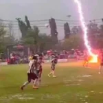 صاعقة رعدية تنهي حياة لاعب وتصيب 12 آخرين في مباراة حاسمة