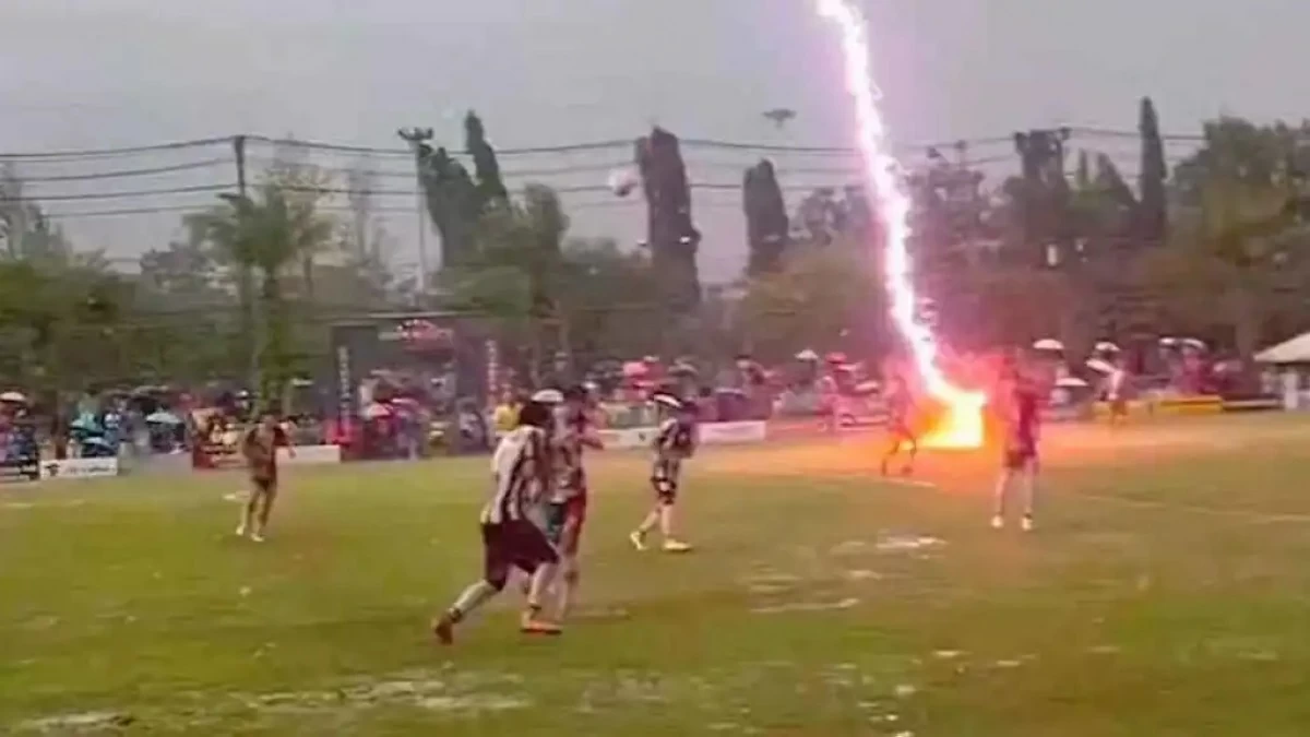 صاعقة رعدية تنهي حياة لاعب وتصيب 12 آخرين في مباراة حاسمة