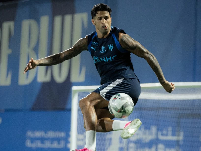 كانسيلو يتدرب مع الهلال.. وبرشلونة يترقب الحسم