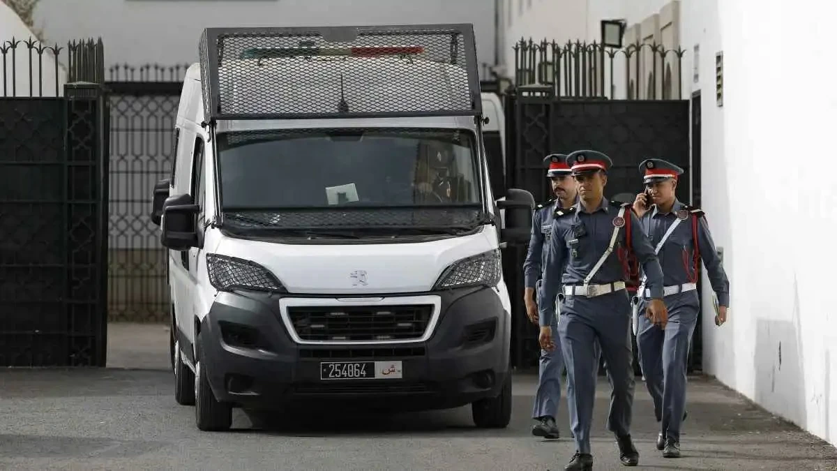«أصفاد» و«مسدس بلاستيكي» بحوزته.. توقيف مشتبه به انتحل صفات أمنية للنصب على ضحاياه