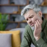 لماذا يرى الأطباء أن مشاعرك تؤثر على أسنانك؟