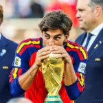 توريس يختار سان جيرمان.. ويبلغ برشلونة بقراره